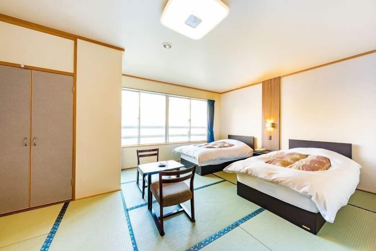 Premium bedding, in-room safe, desk, blackout drapes
