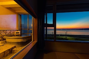 Traditionele kamer, uitzicht op oceaan (Japanese Style with Ceramic Bath) | Een kluis op de kamer, een bureau, verduisterende gordijnen