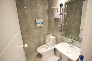 Bunk Twin | Bathroom | Shower, hair dryer, slippers - Hostel the style in Hongdae (Seoul)