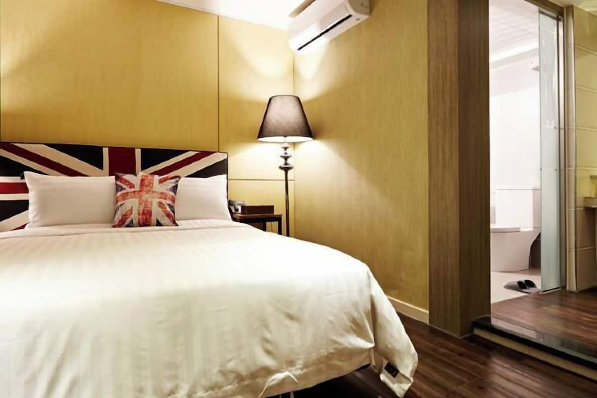 Premium bedding, minibar, free WiFi, bed sheets