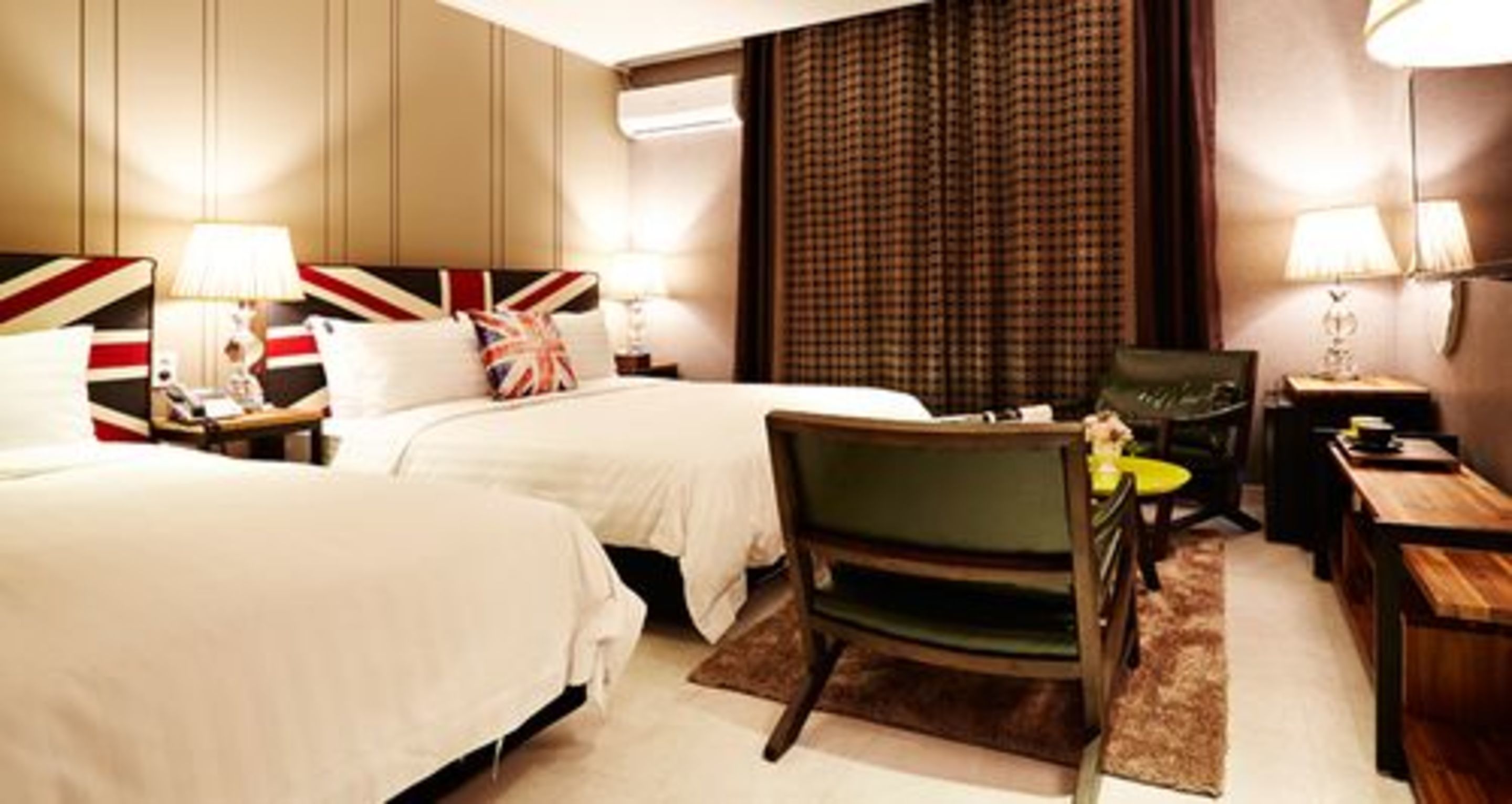 premium bedding, minibar, free wifi, bed sheets