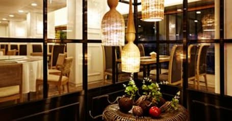 Daily buffet breakfast (KRW 15000 per person)