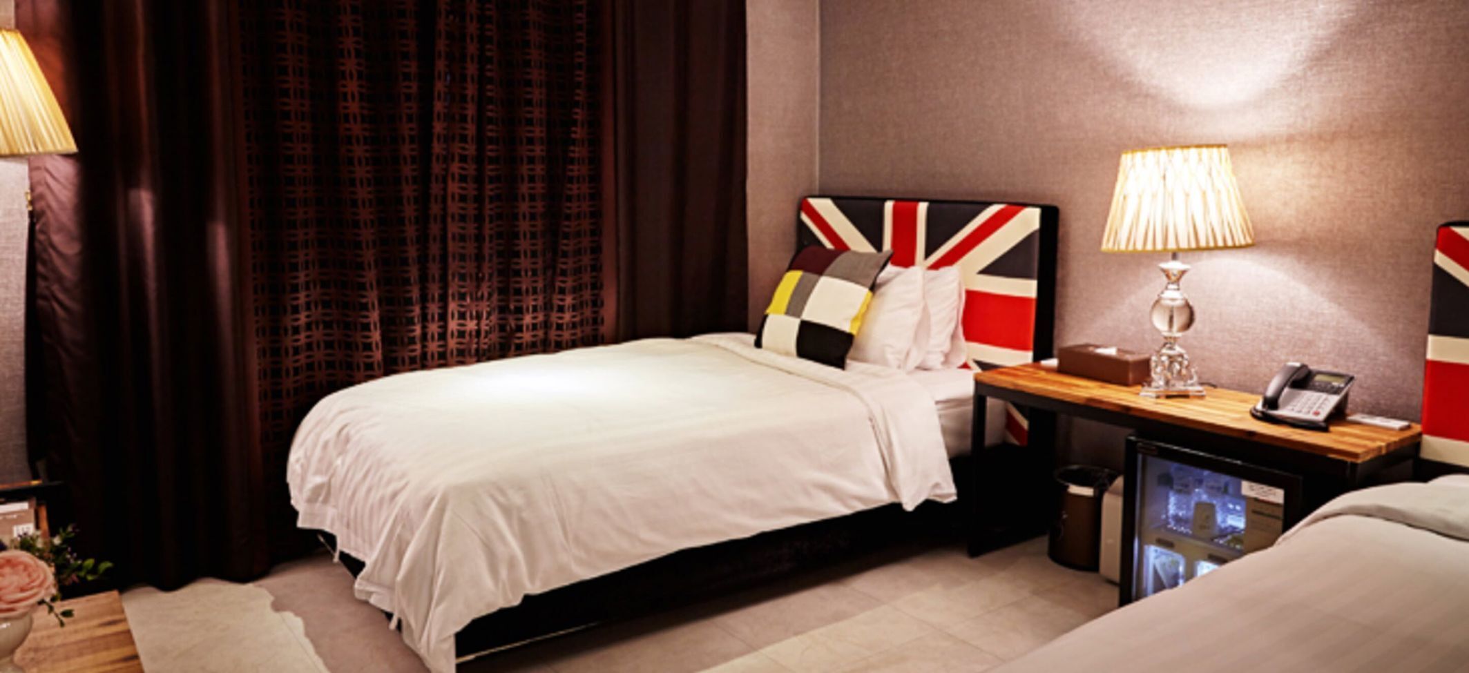 Ropa de cama de alta calidad, minibar, wifi gratis y ropa de cama