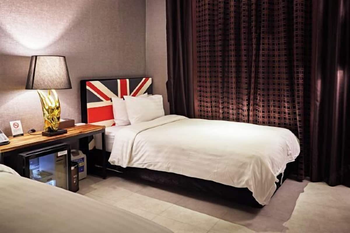 Premium bedding, minibar, free WiFi, bed sheets