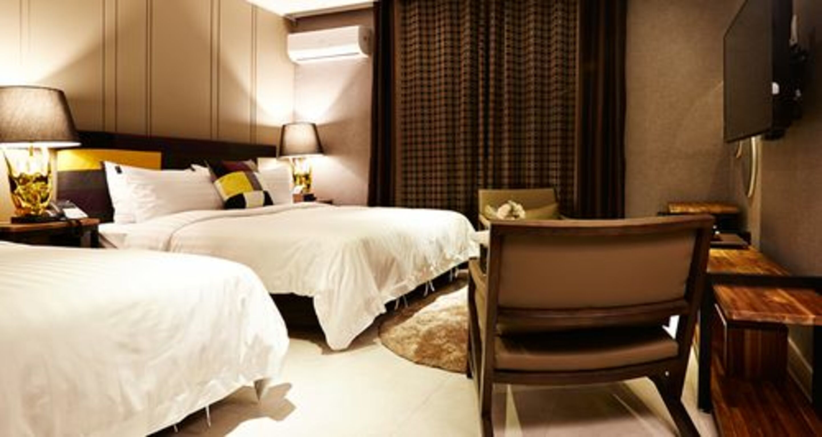 premium bedding, minibar, free wifi, bed sheets