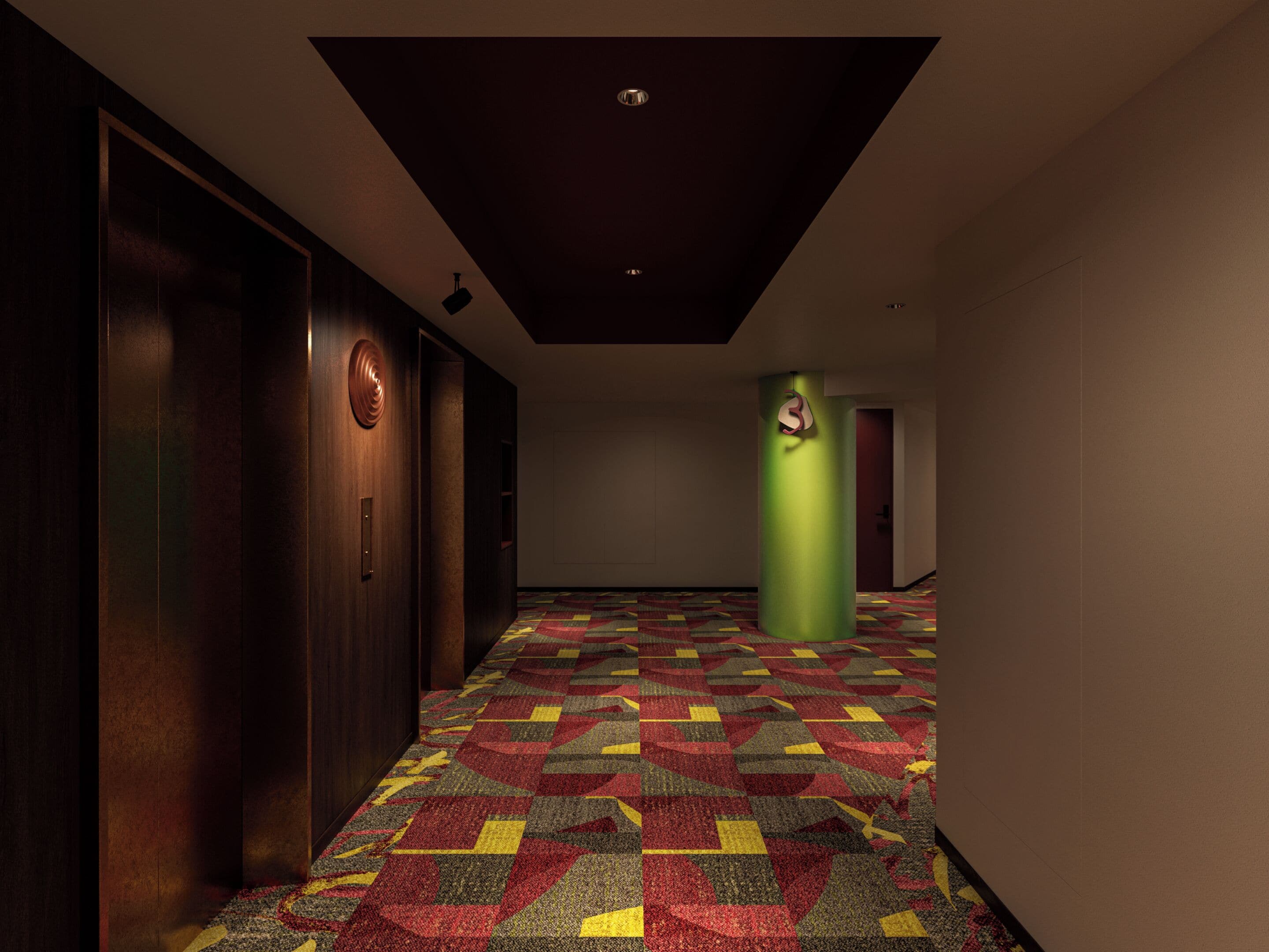 Un pasillo con alfombra estampada, una puerta de madera, un pilar verde y una puerta roja al final.