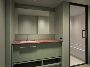 Un bagno con un lavabo in marmo, uno specchio e una zona doccia.