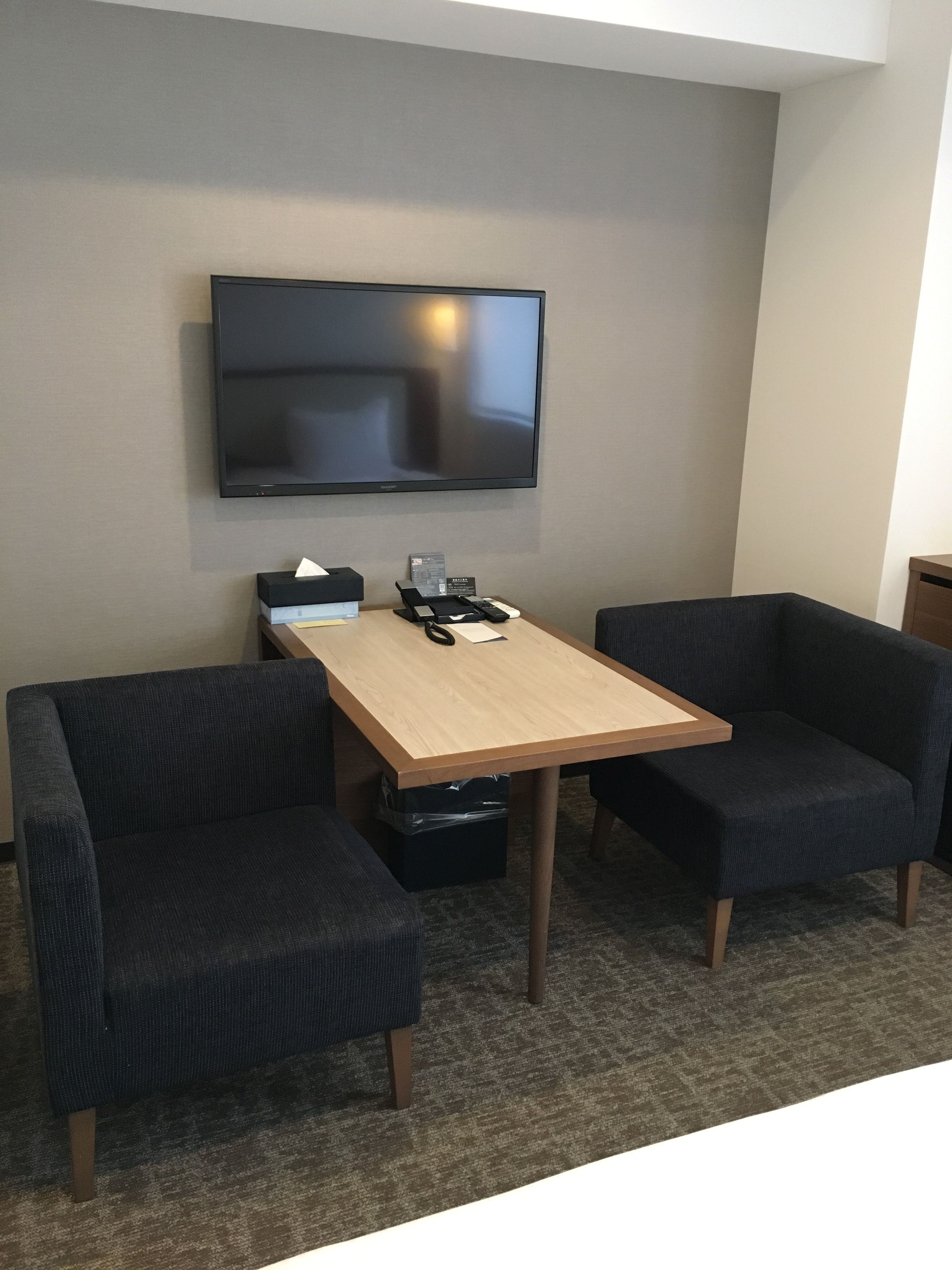 房內夾萬、書桌、手提電腦工作空間、熨斗/熨衫板