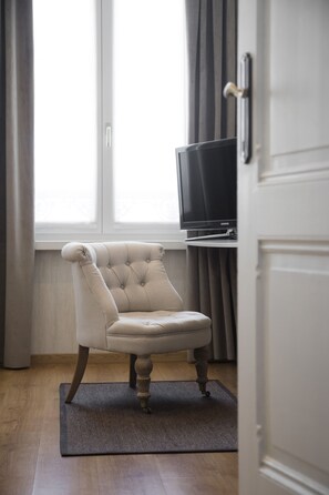 1 bedroom, desk, blackout drapes, iron/ironing board - Restaurant & Guesthouse Cachet de Cire (Turnhout)