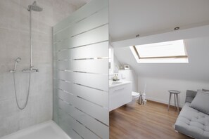 Habitación doble superior, 1 cama de matrimonio | Baño | Ducha y cabezal de ducha tipo lluvia