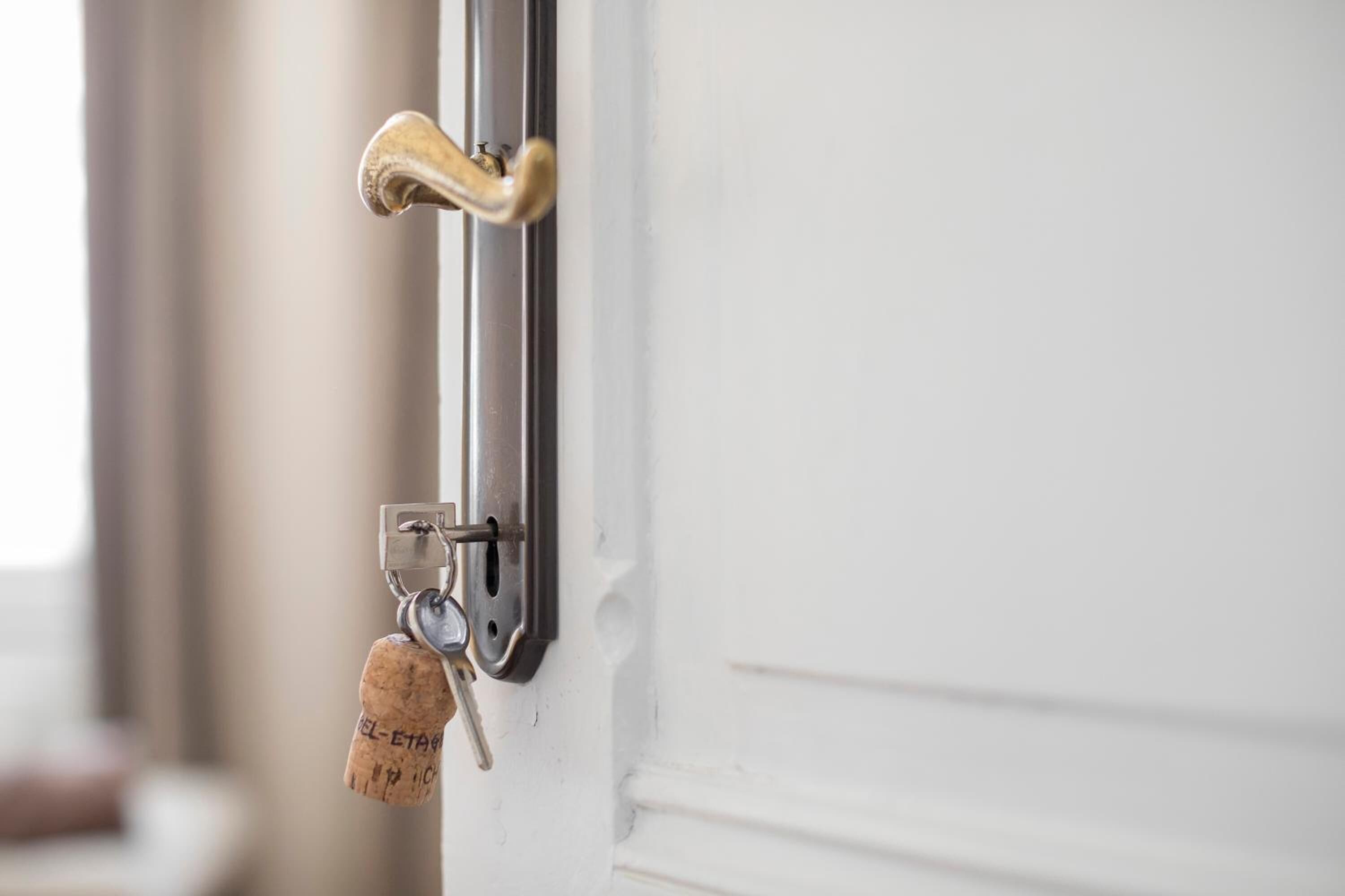A door handle and a keychain with a cork key.