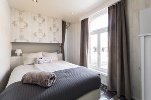 Standard Double Room, Mezzanine | 1 bedroom, desk, blackout curtains, iron/ironing board - Restaurant & Guesthouse Cachet de Cire (Turnhout)