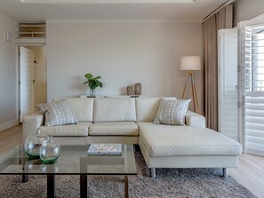 Studio, 1 King-Bett (1) | Wohnbereich | 60-cm-Flachbildfernseher mit Kabelempfang, Fernseher