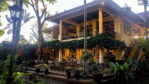 Se sirven desayunos y cocina internacional, con vista al jardín 