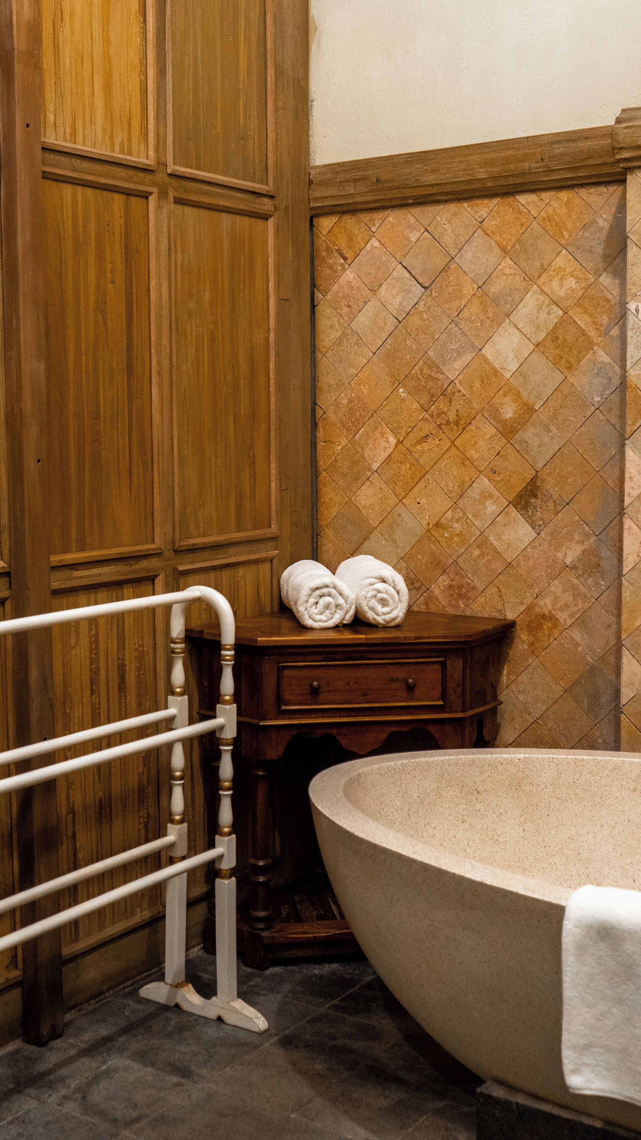 executive room | bathroom | free toiletries, slippers, bidet, towels