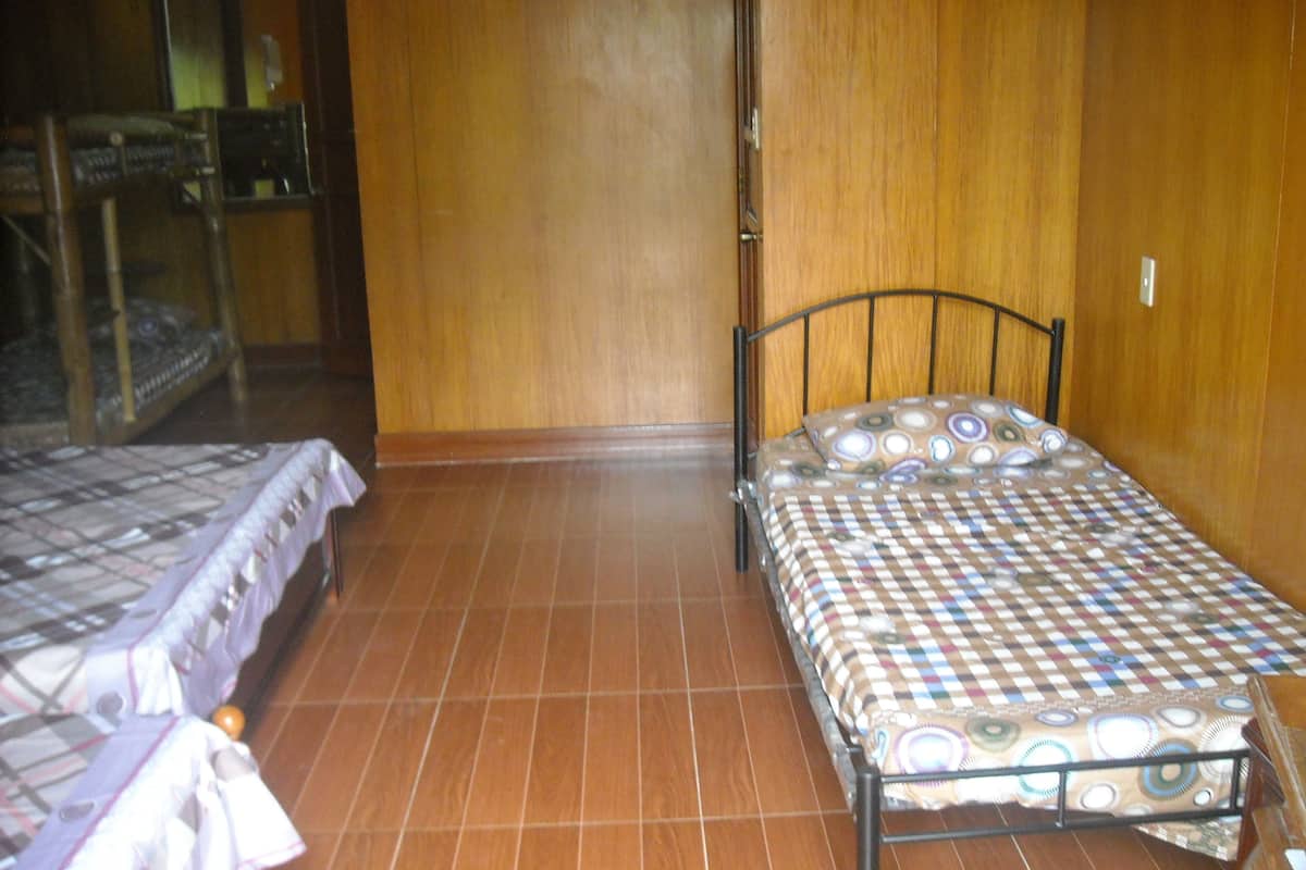 Dormitorio condiviso, dormitorio misto (Room C) | Una cassaforte in camera, una scrivania, Wi-Fi gratuito