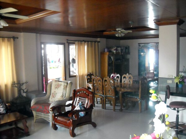 Lobby sitting area - Cebu Guest Inn (Cebu City)