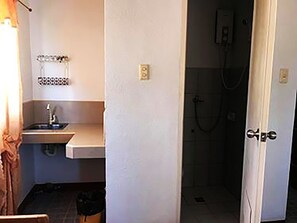 Room F | Bathroom | Shower, free toiletries, towels - Cebu Guest Inn (Cebu City)