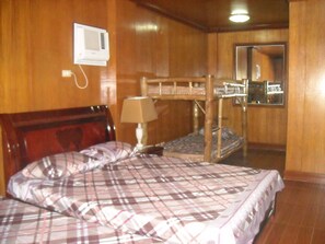 Dormitorio compartido, dormitorio mixto (Room C) | Caja fuerte, escritorio, wifi gratis