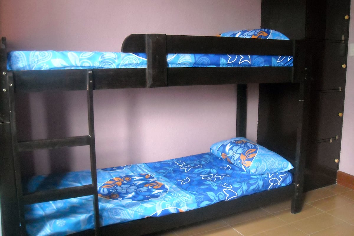 Dormitorio condiviso, dormitorio misto (Room B) | Una cassaforte in camera, una scrivania, Wi-Fi gratuito