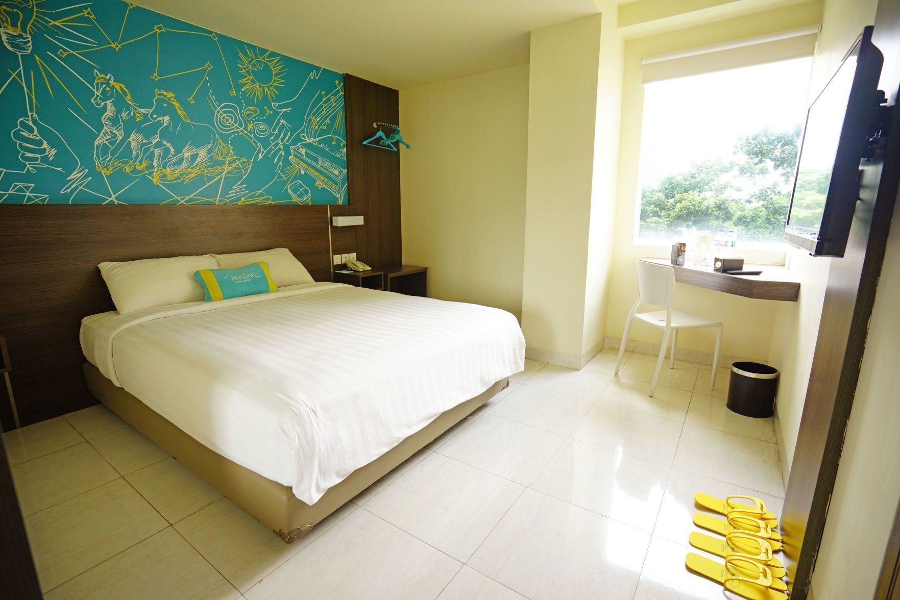 Premium bedding, in-room safe, desk, iron/ironing board