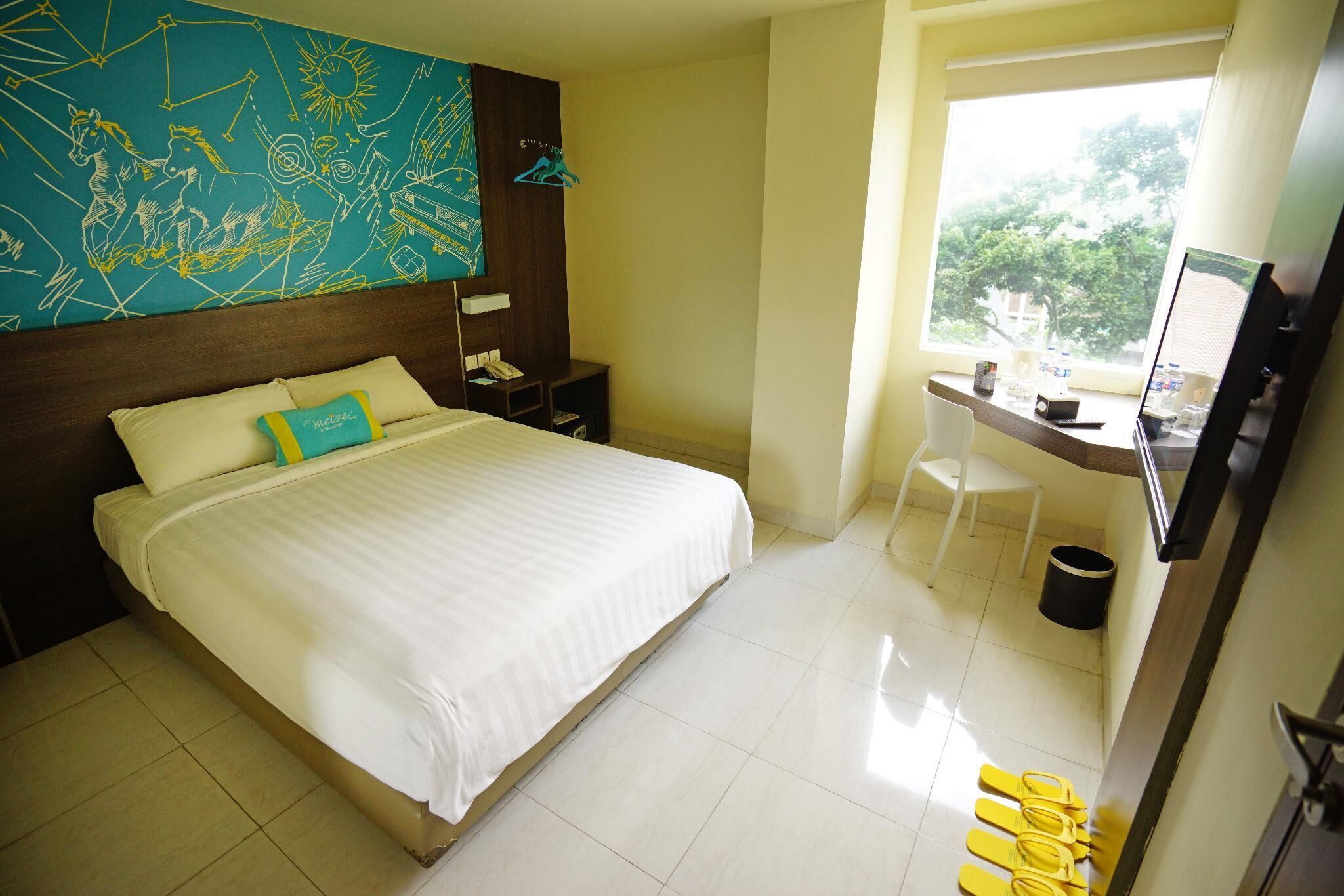 Premium bedding, in-room safe, desk, iron/ironing board