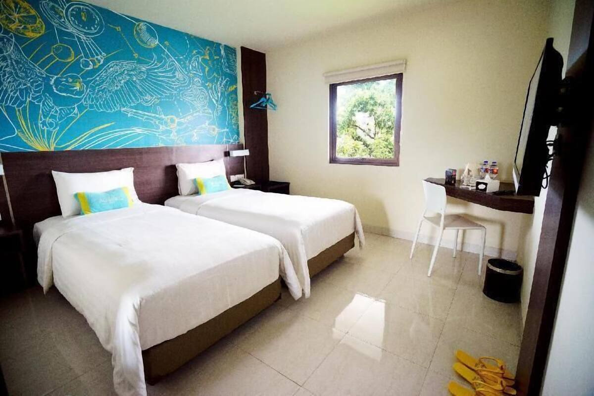 Premium bedding, in-room safe, desk, iron/ironing board