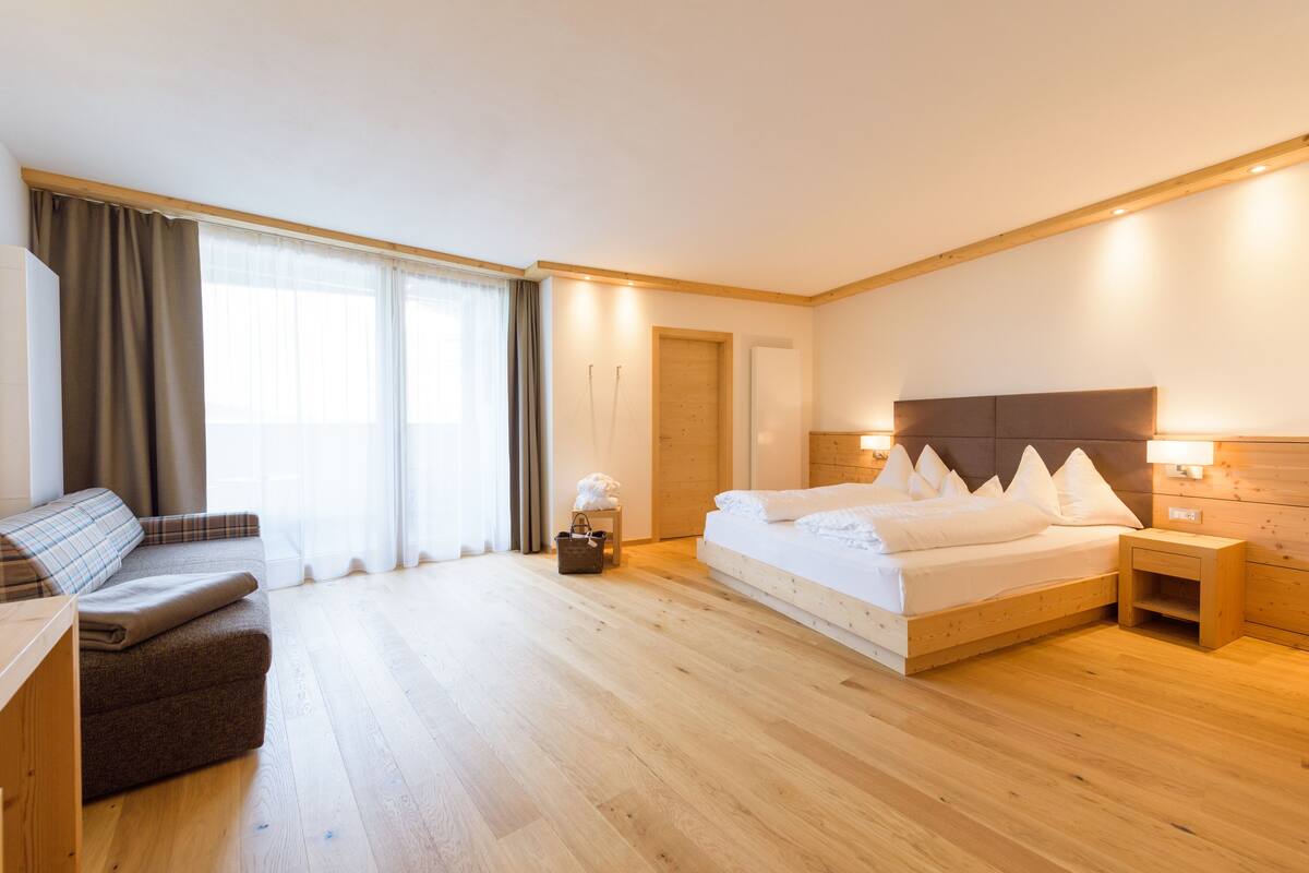 Family Suite | Hypo-allergenic bedding available, in-room safe, desk, laptop workspace