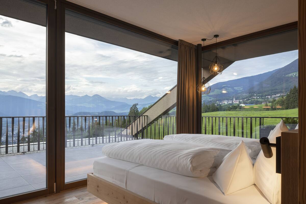 hypo-allergenic bedding, in-room safe, desk, laptop workspace