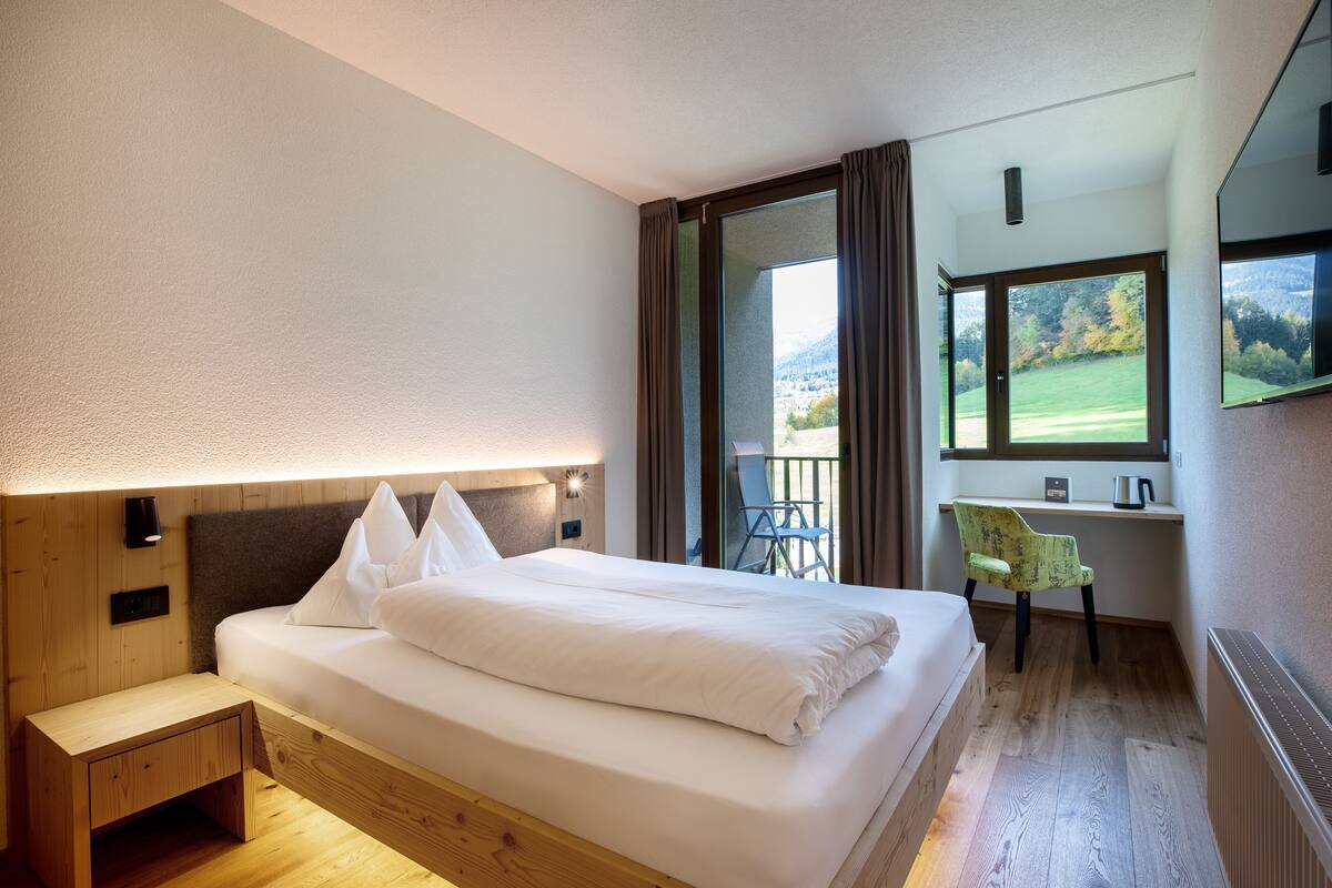 Single Room | Hypo-allergenic bedding available, in-room safe, desk, laptop workspace