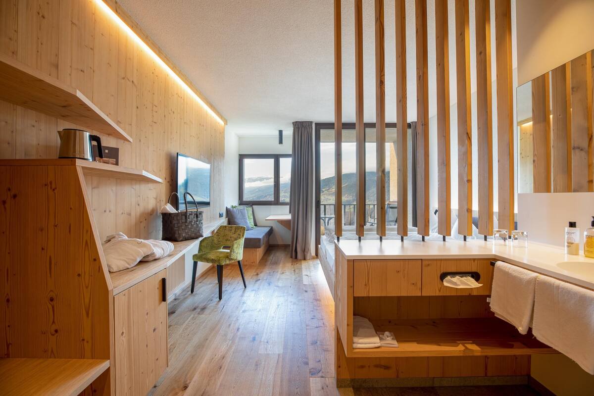 Comfort Double Room | Bathroom | Free toiletries, hair dryer, bathrobes, slippers