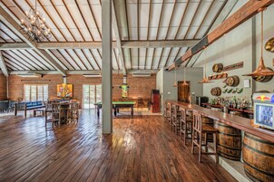 3 bares/lounges, pub