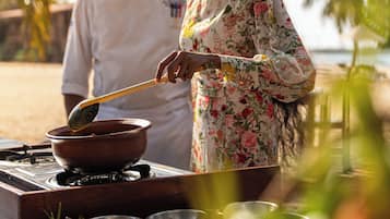 Cocina mediterránea, restaurante con mesas al aire libre