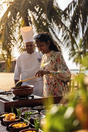 Cocina mediterránea, restaurante con mesas al aire libre 
