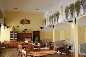 朝食、ランチ、ディナーに営業 (郷土料理)