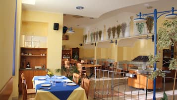 Breakfast, lunch, dinner served; Regional cuisine