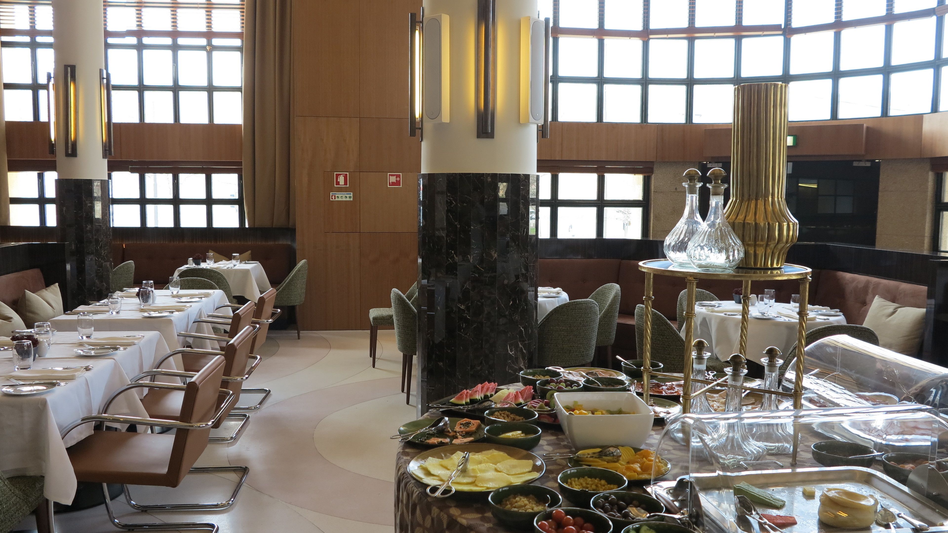 Bữa sáng buffet hàng ngày (15 EUR/mỗi người) 