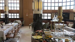 Se ofrece un desayuno bufé (15 EUR por persona)