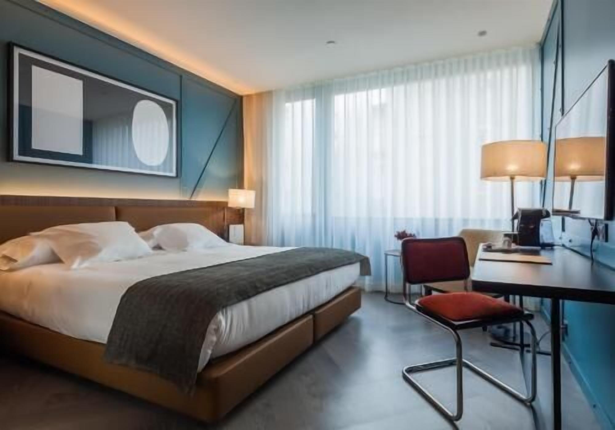 Roba de llit d'alta qualitat, cobrellits i minibar 