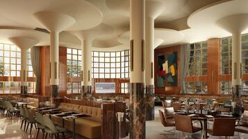 Se sirven desayunos, comidas, cenas y cocina internacional