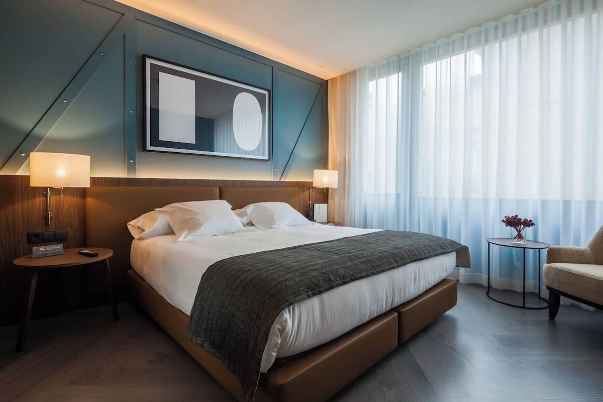 Ropa de cama de alta calidad, edredones de plumas, minibar y caja fuerte