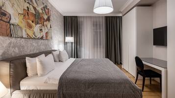 Safe på rommet, skrivebord, blendingsgardiner og lydisolert