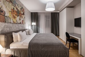 In-room safe, desk, blackout drapes, soundproofing - Apartments CITYHOTEL (Kyiv)