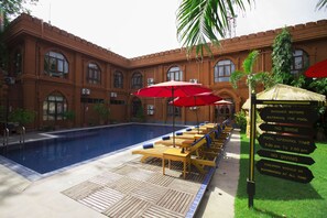 Outdoor pool, pool umbrellas, sun loungers