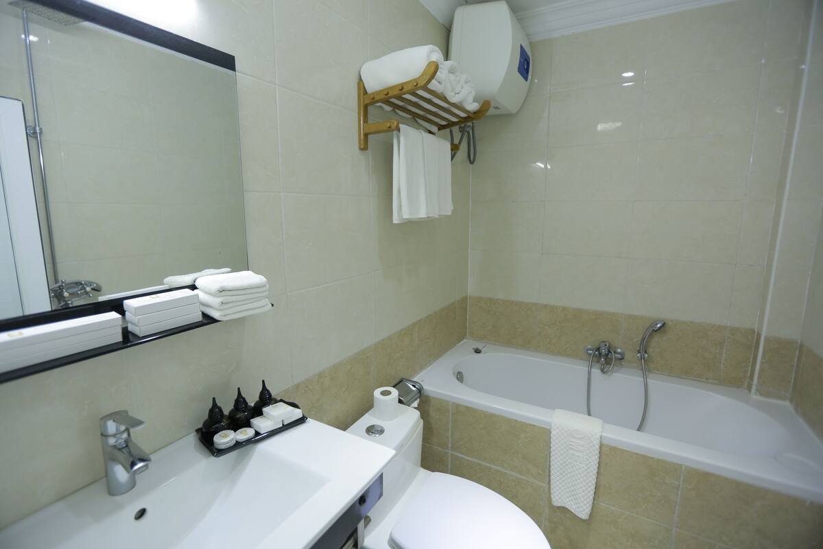 combined shower/bathtub, deep-soaking bathtub, free toiletries