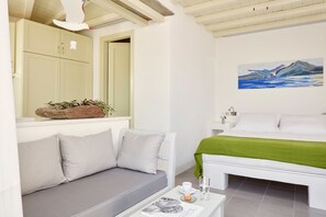 Comfort Studio, Sea View (Spring Below) | Living room - Crossroads Inn (Tinos)