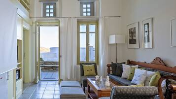 Design Apartment (Home Above) | Living room | LCD TV, DVD player, MP3 dock