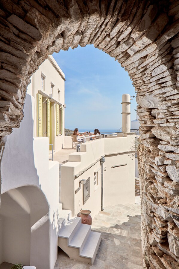 Executive Apartment (Vista Quarters) | Terrace/patio - Crossroads Inn (Tinos)