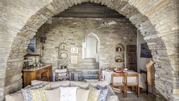 Traditional Apartment, 3 Bedrooms (Olde Distillery) | Living room | LCD TV, DVD player, MP3 dock