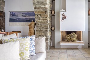 Traditional Apartment, 3 Bedrooms (Olde Distillery) | Living room - Crossroads Inn (Tinos)